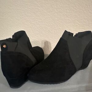 Women' Size 11 wide Boots/Shoes